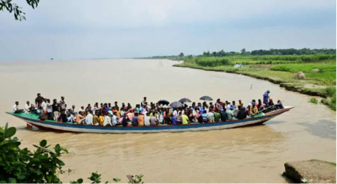 উত্তাল পদ্মায় ঝুঁকি নিয়ে নদী পার হয় রাজবাড়ীর চরাঞ্চলের হাজারো মানুষ