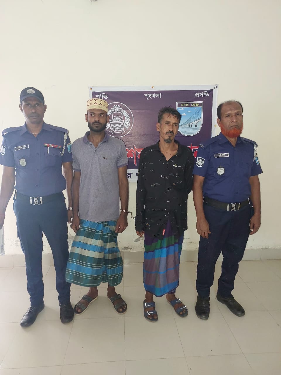 মাদারীপুর রাজৈরে অটো ভ্যান চালক আকাশ হত্যা: ছিনতাইকারী চক্রের দুই সদস্য গ্রেফতার