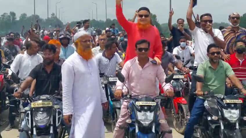 দেলদুয়ারে বিএনপি’র ৩১ দফা দাবি সম্বলিত লিফলেট বিতরণও গণসংযোগ করেছে বিএনপি নেতা লাভলু