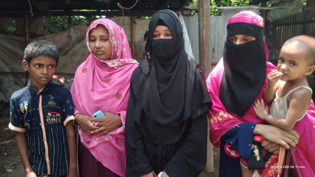 ভোলাহাটে নির্যাতিত এক নারী! ঘুরছে দ্বারে দ্বারে! পাচ্ছে না ন্যায্য বিচার!