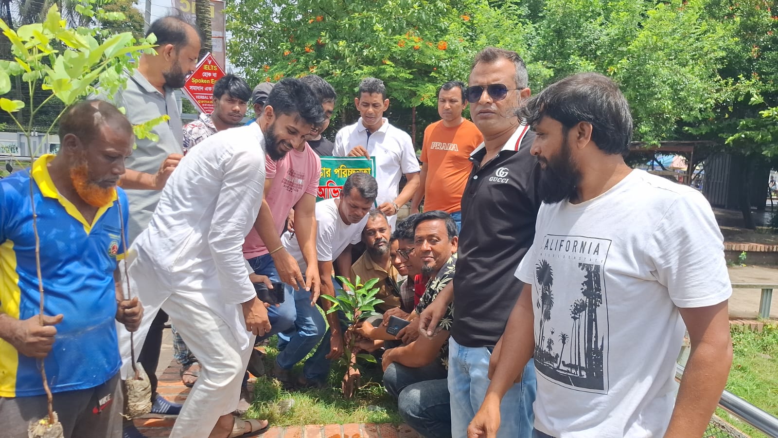 মাদারীপুরে শকুনি লেক পরিষ্কার রাখতে স্বেচ্ছাসেবক দলের পরিচ্ছন্নতা অভিযান