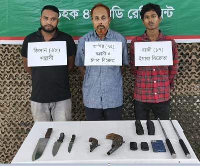 বোয়ালখালীতে দেশীয় অস্ত্রসহ তিনজন আটক করেছে সেনাবাহিনী