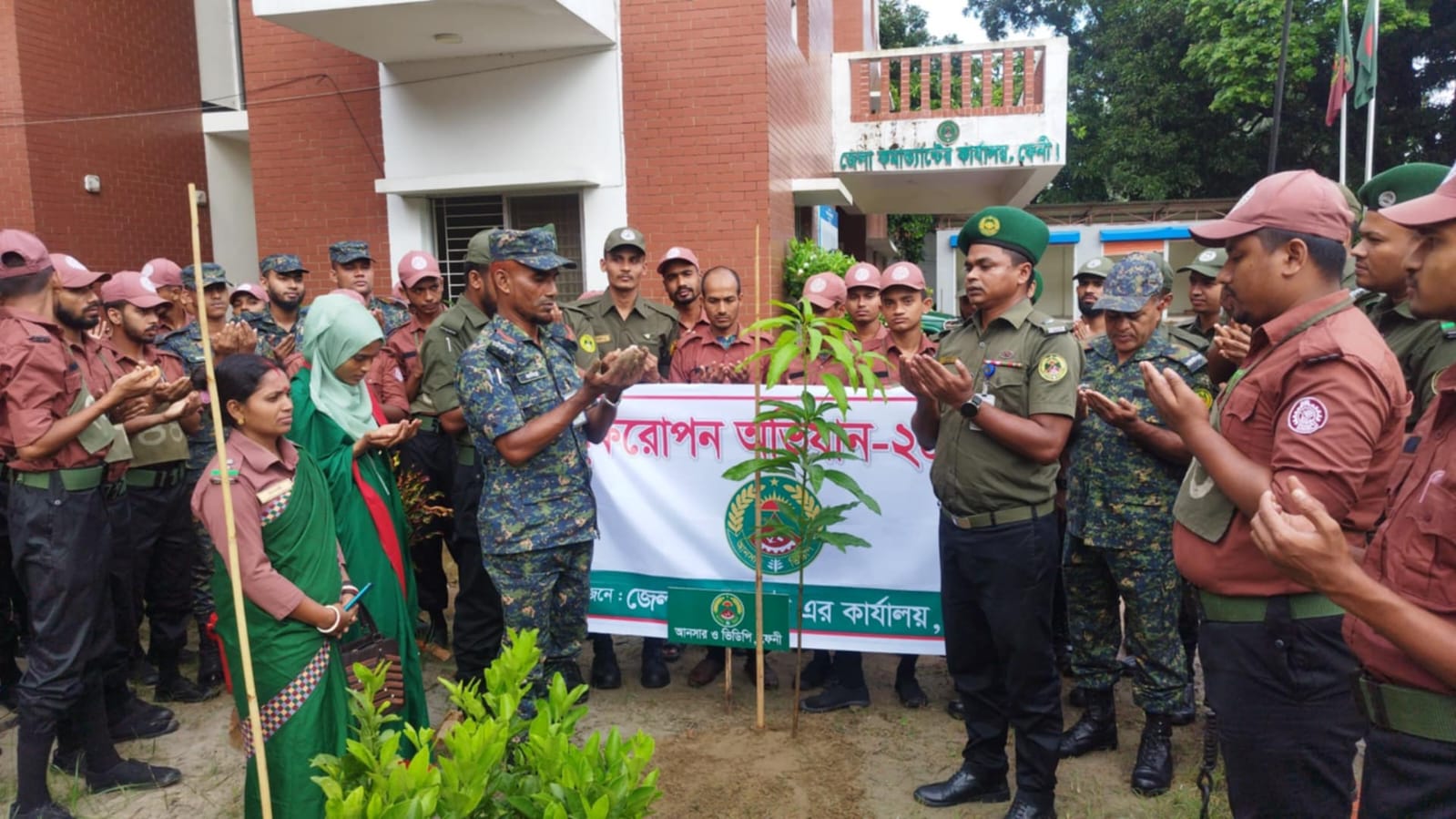 ফেনীতে আনসার ভিডিপির বনায়ন ও চারা বিতরণ