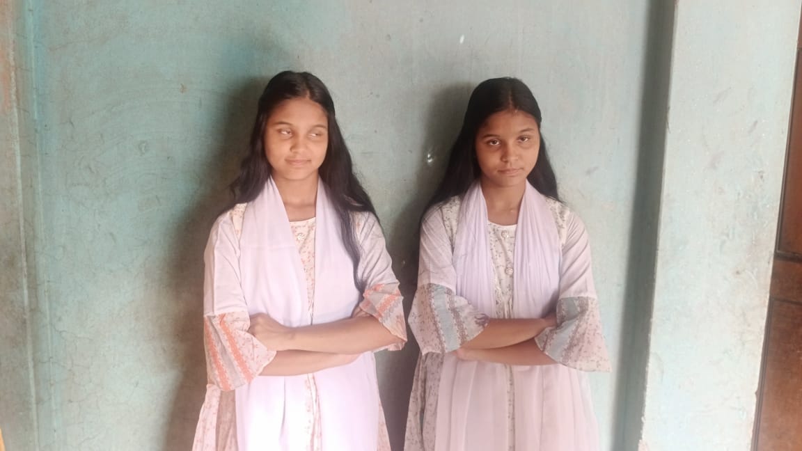 বীরগঞ্জ আলোচিত যমজ দুই বোন মনি-মুক্তার জন্মদিন ২২ আগস্ট তারা ১৭ বছরে পা দিতে যাচ্ছে।