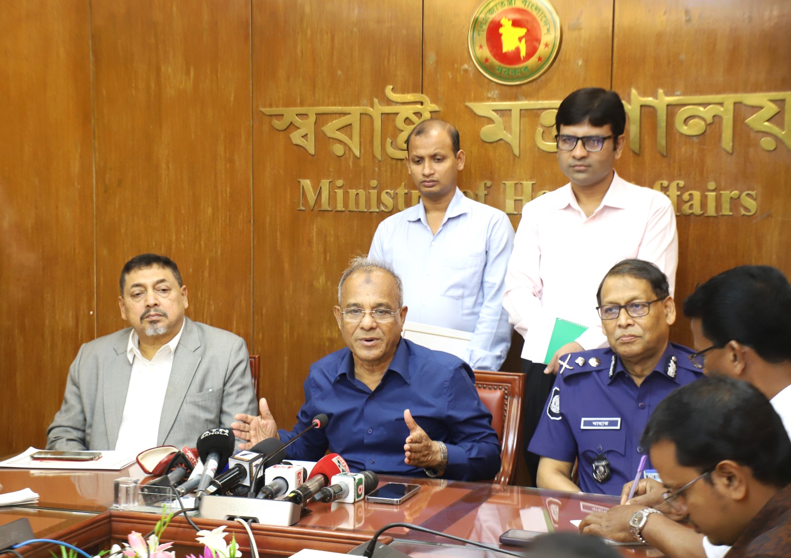 লুট হওয়া অস্ত্র ও গুলি উদ্ধারে পুরস্কারের ঘোষণা স্বরাষ্ট্র উপদেষ্টার