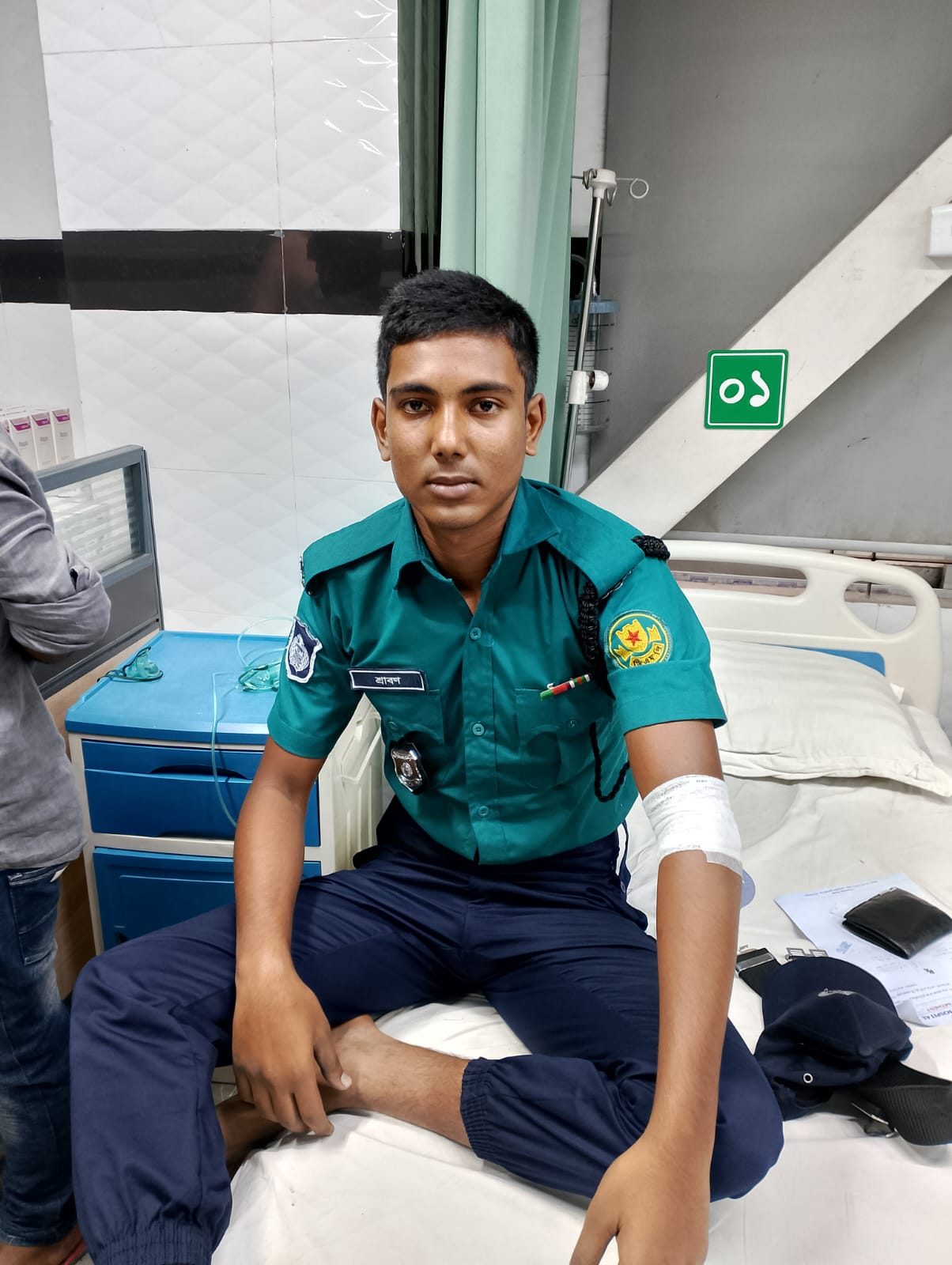 বুয়েট শিক্ষার্থীদের যমুনা অভিমুখে যেতে বাধা প্রদানের ঘটনায় আট পুলিশ সদস্য আহত