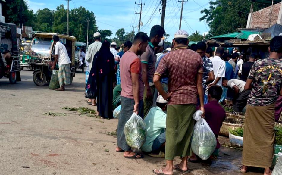 বালুখালীতে মহাসড়ক দখল করে বসে বাজার, সরকার নির্ধারিত জায়গায় অবৈধ দোকানপাট