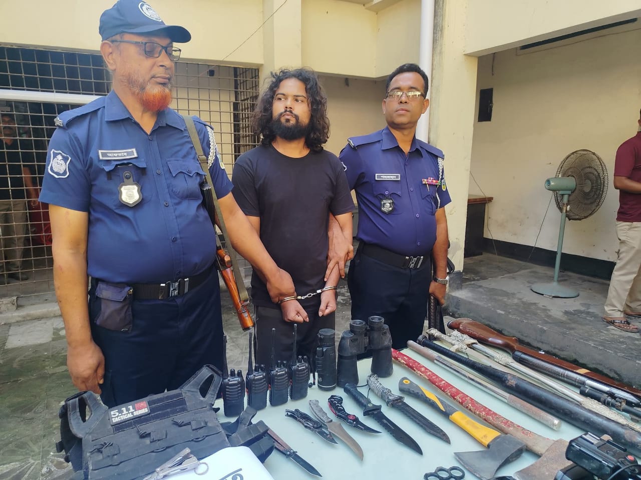 জামালপুরে যৌথ অভিযানে দেশীয় অস্ত্র উদ্ধার, যুবক গ্রেপ্তার