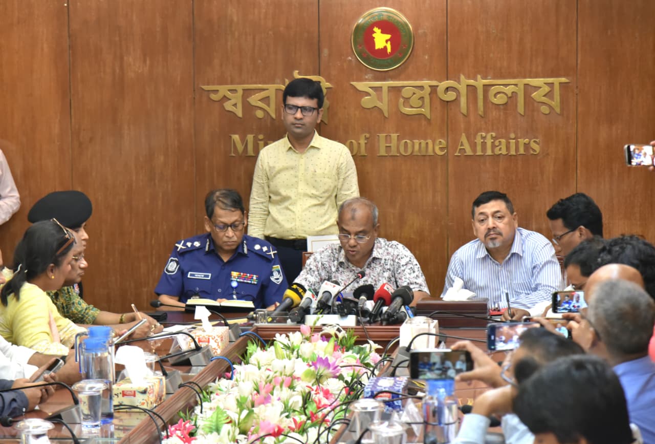 অন্তর্বর্তী সরকারের মেয়াদে ১৬০৪টি সড়ক অবরোধ করে আন্দোলন হয়েছে- স্বরাষ্ট্র উপদেষ্টা