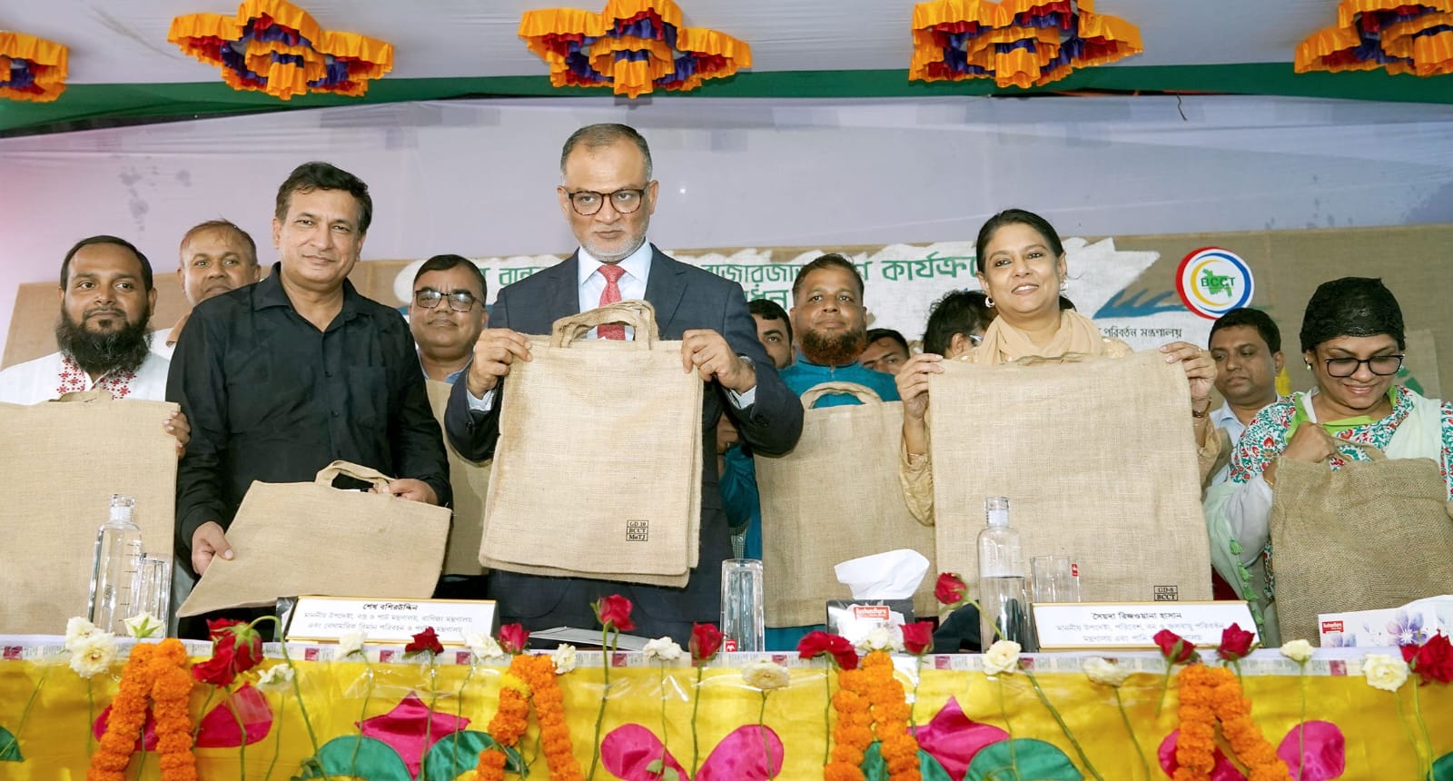 পলিথিন ব্যাগের পরিবর্তে সাশ্রয়ী মূল্যের পাটের ব্যাগ ব্যবহারে পরিবেশ উপদেষ্টার আহ্বান।