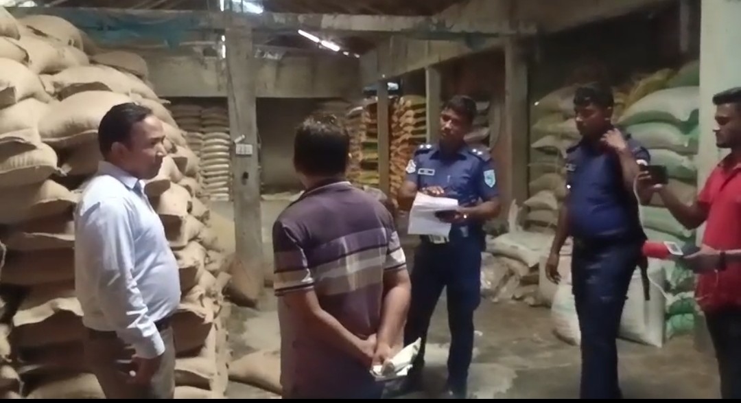 বীরগঞ্জে খাদ্য অধিদপ্তরের ৫৩৩ বস্তা সরকারি চাল জব্দ