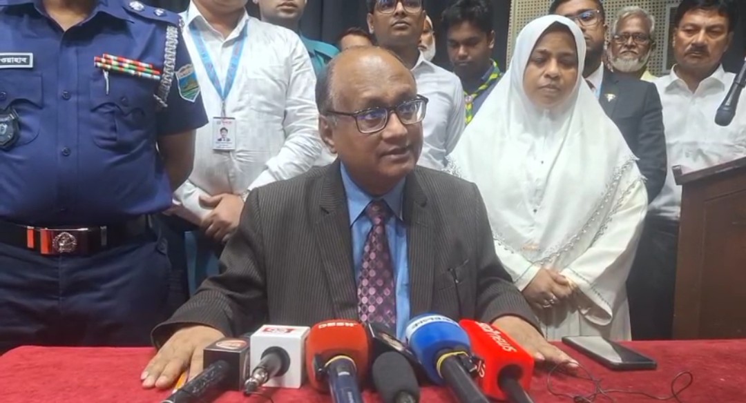 দুর্নীতি দমন কমিশন (দুদক) চেয়ারম্যান ড. মোহাম্মদ আবদুল মোমেন বলেছেন, এই সরকার দুর্নীতিকে কোথাও প্রশ্রয় দিচ্ছেনা