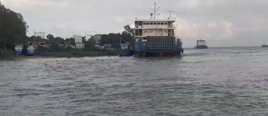 মানুষ ঘরবাড়ি জায়গা সম্পদ নদী গর্ভে যাওয়ায় দিশেহারা হয়ে পড়েছে তারা