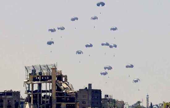 আকাশ থেকে গাজায় ত্রাণ ফেলল কানাডা