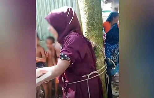 স্ত্রীর স্বীকৃতি চেয়ে অনশনে বসা নারীকে গাছে বেঁধে পেটানোর পর যা ঘটলো