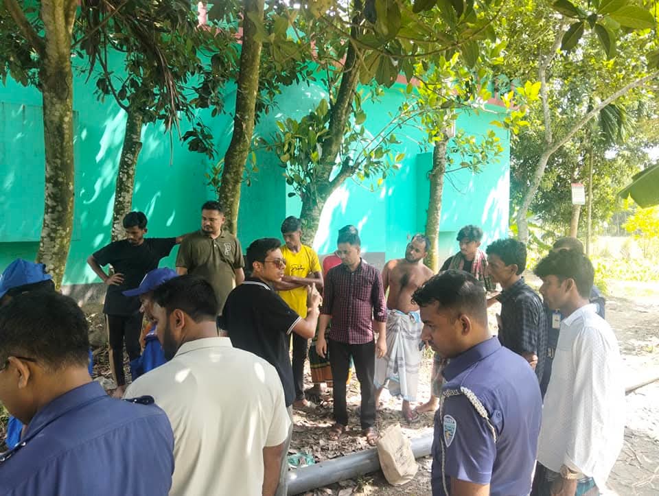 দাউদকান্দিতে ভ্রাম্যমাণ আদালতের অভিযান ড্রেজার ভাঙচুর, জরিমানা আদায়