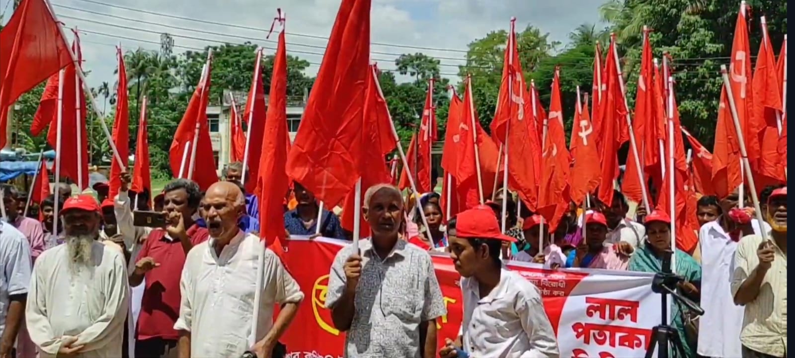 ঠাকুরগাঁও: বাংলাদেশের কমিউনিস্ট পার্টির ত্রয়োাদশ জেলা সম্মেলনে লাল পতাকা মিছিল