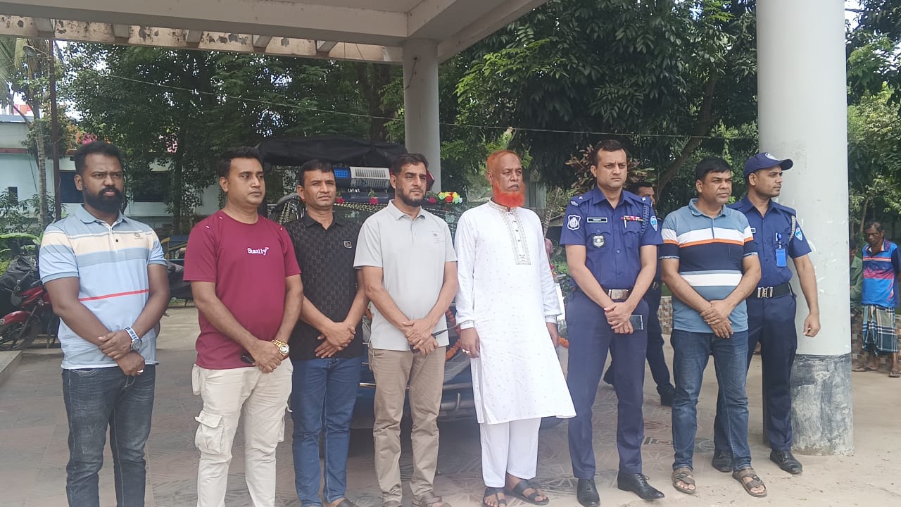 ফুলশয্যায় সম্বর্ধনা দিলেন পুলিশ কর্মকর্তাকে