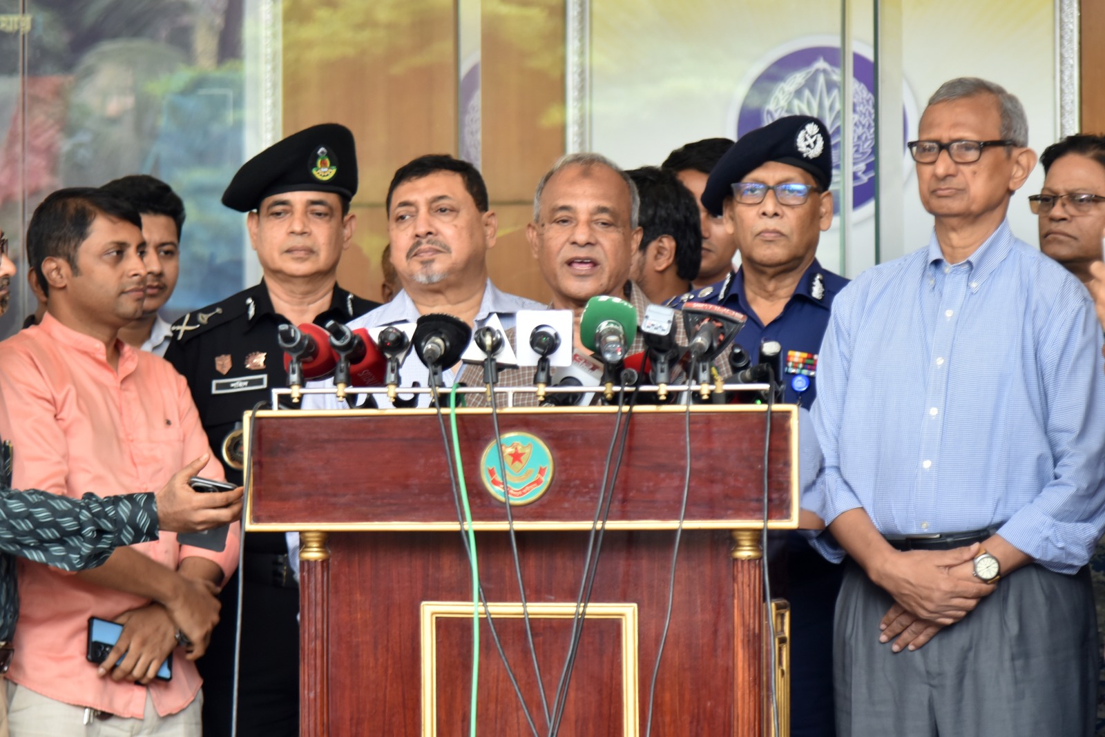 রাজনৈতিক দল থেকে প্রশাসনকে দূরে থাকার পরামর্শ দিয়েছেন স্বরাষ্ট্র উপদেষ্টা