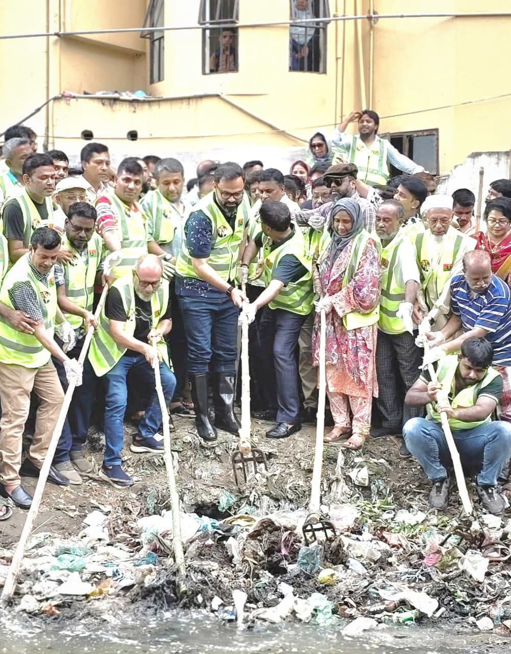খাল পরিষ্কার অভিযানে আমিনুল হক: জনগণকে সঙ্গে নিয়েই পরিবর্তন সম্ভব