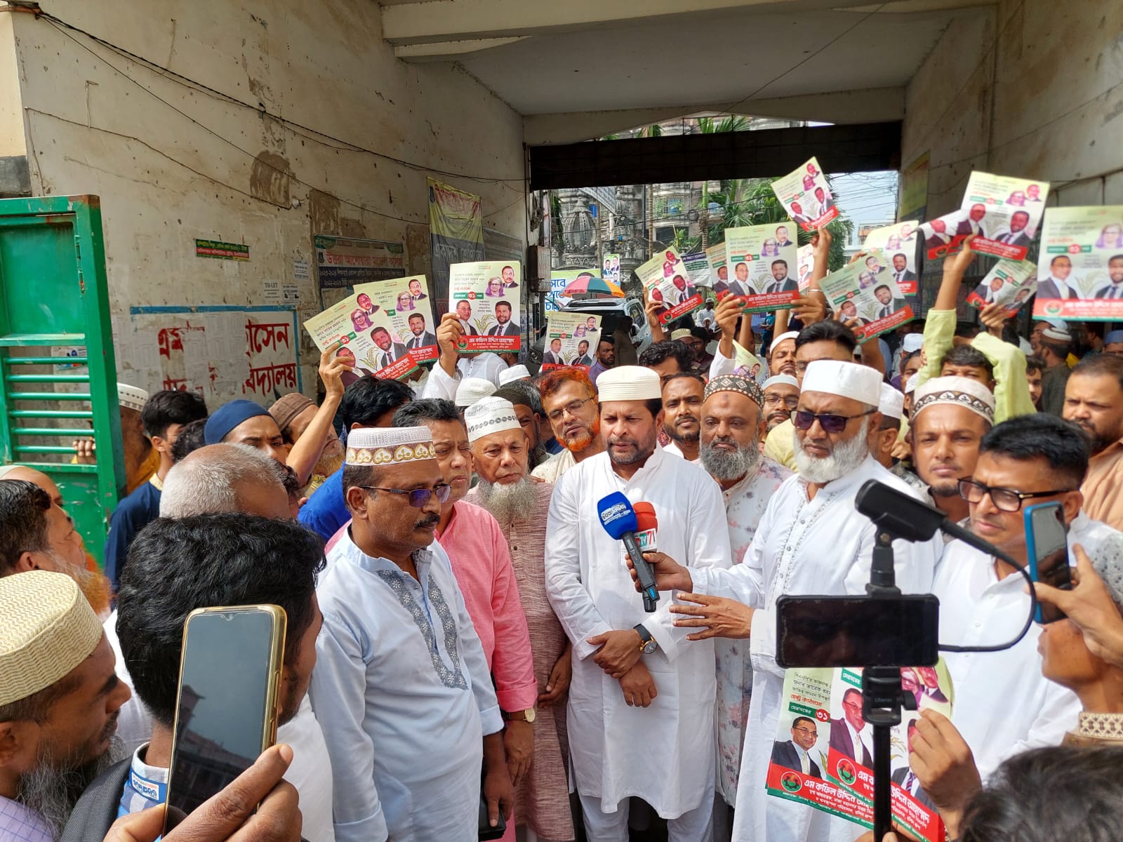 ঢাকা-১৮ আসনে বিএনপির ৩১ দফার লিফলেট বিতরণ ও বৃক্ষরোপণ করলেন এম কফিল উদ্দিন আহমেদ