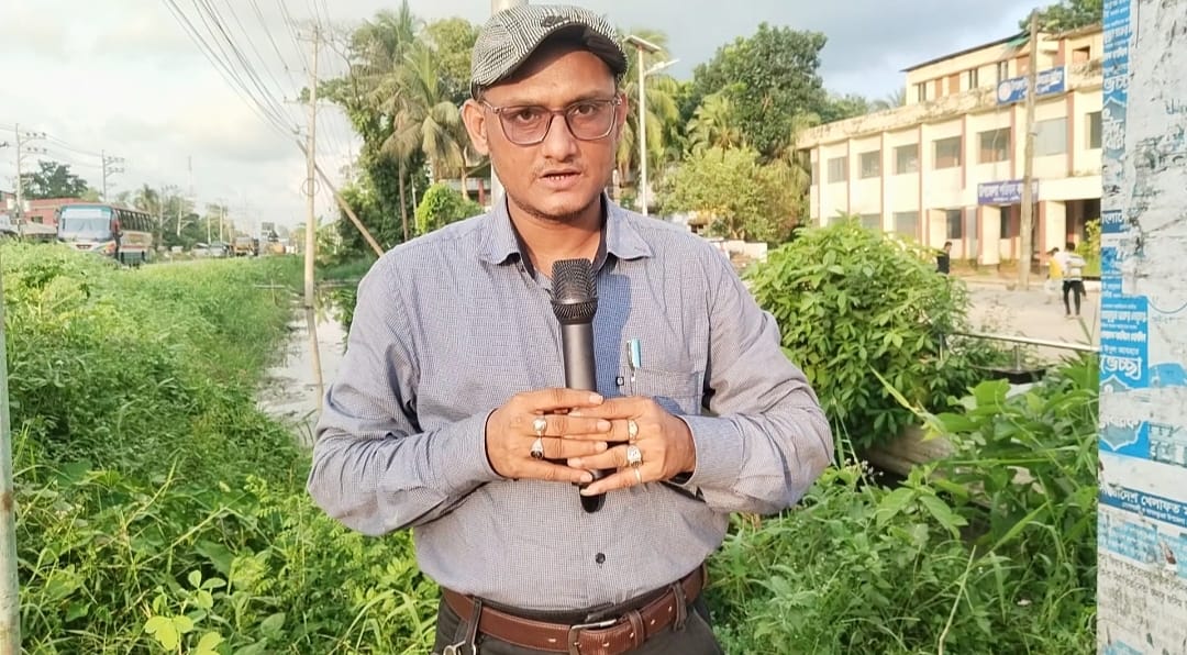 দাগনভূঞা’র মাতুভূঞা সংযোগ খালটি এখন মরা নালা। বর্জ পানির প্রবাহ বন্ধ