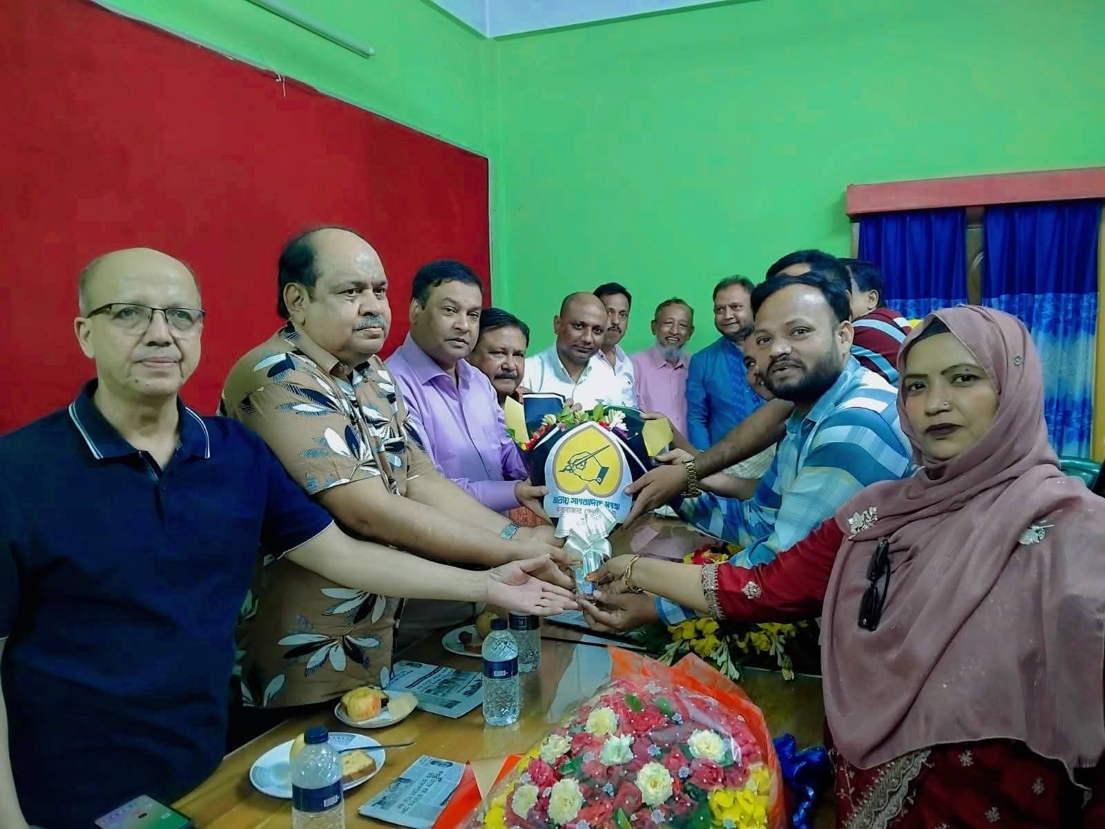 জাতীয় প্রেসক্লাবের নেতৃবৃন্দকে ফুলেল শুভেচ্ছা দিয়ে অভিনন্দিত করলেন কক্সবাজার জেলা জাতীয় সাংবাদিক সংস্থা