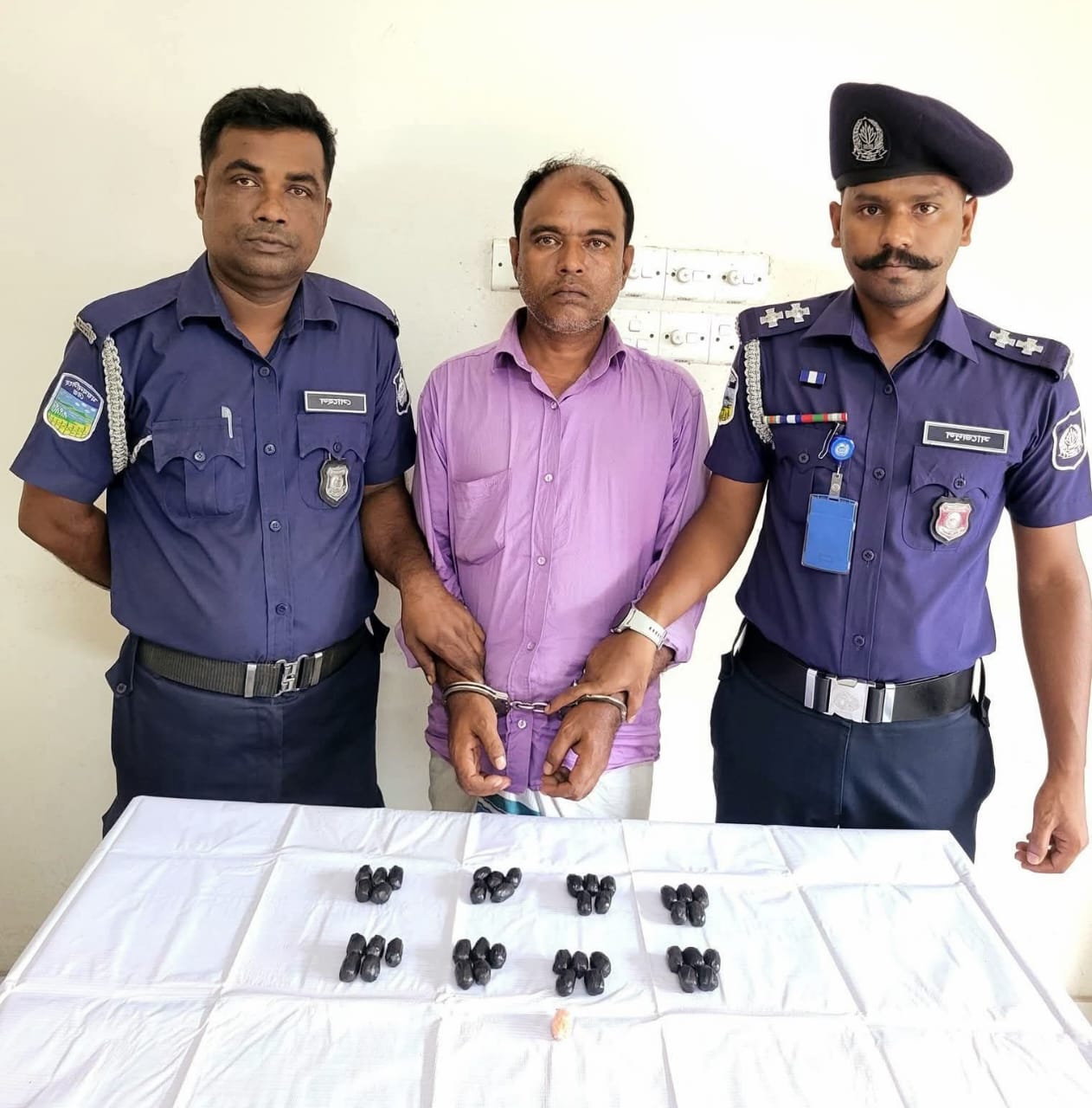 মেলান্দহে পুলিশের অভিযানে ২০৫০ ইয়াবাসহ কুখ্যাত মাদক ব্যবসায়ী দুলাল আটক