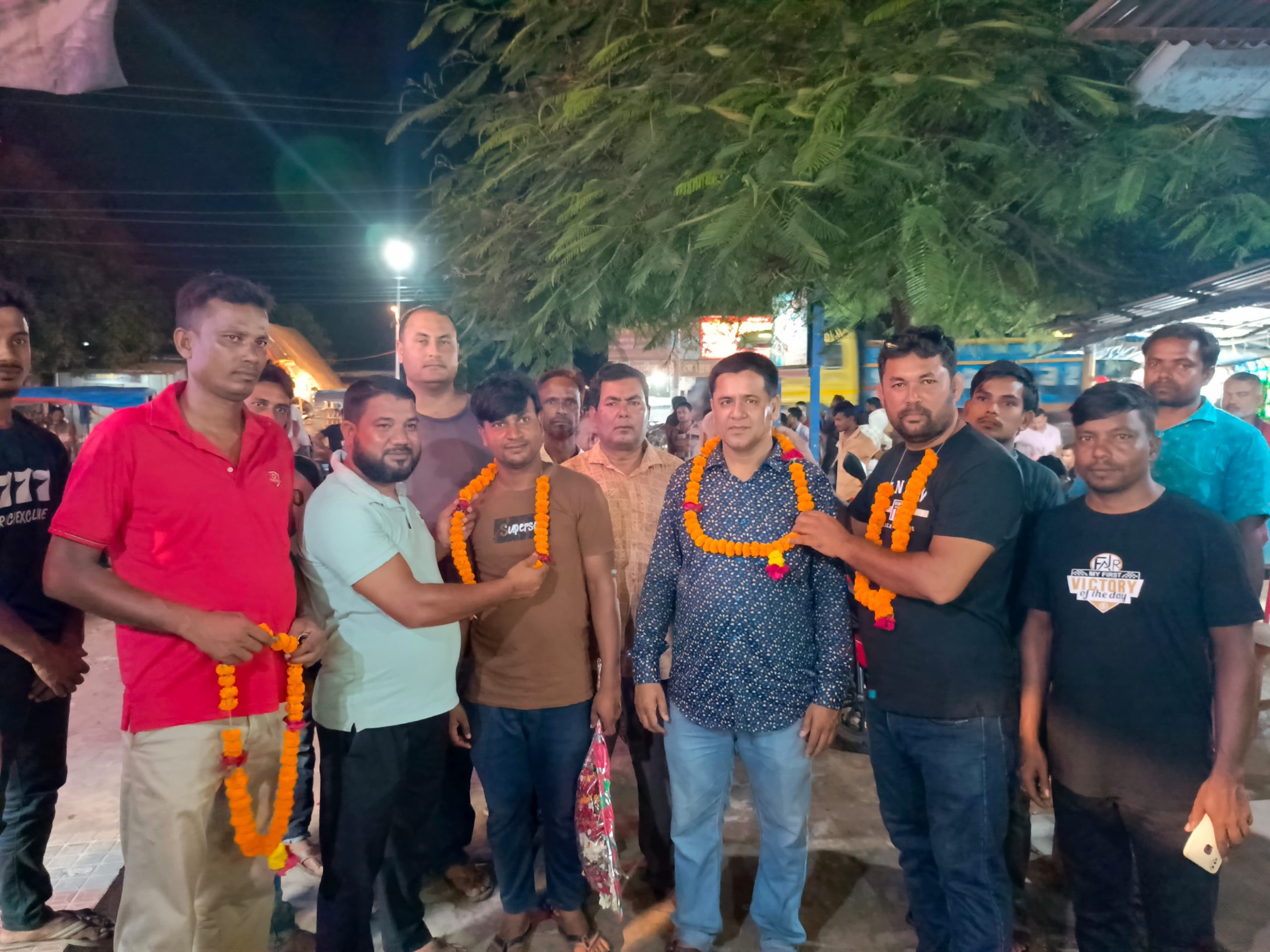 বীরগঞ্জে ইউনিয়ন স্বেচ্ছাসেবক দলের আহবায়ক নূর ইসলাম কে ফুলেল শুভেচ্ছা ও লাল গালিচা সংবর্ধনা