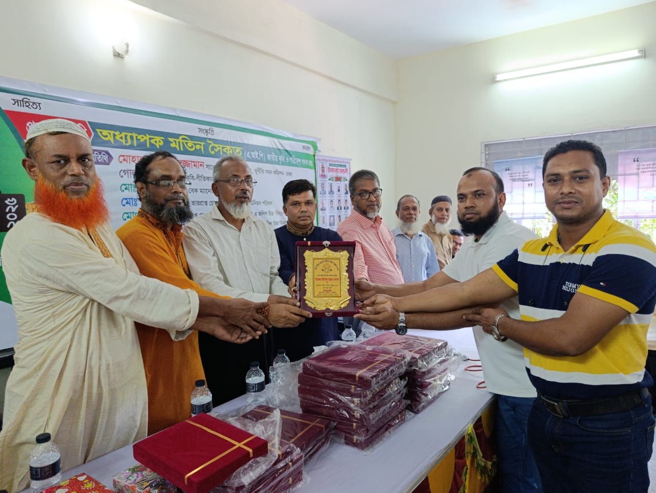 সমাজ উন্নয়নে অবদান রাখায় বিটেশ্বর উন্নয়ন ফোরাম-কে সন্মাননা ক্রেস্ট প্রদান