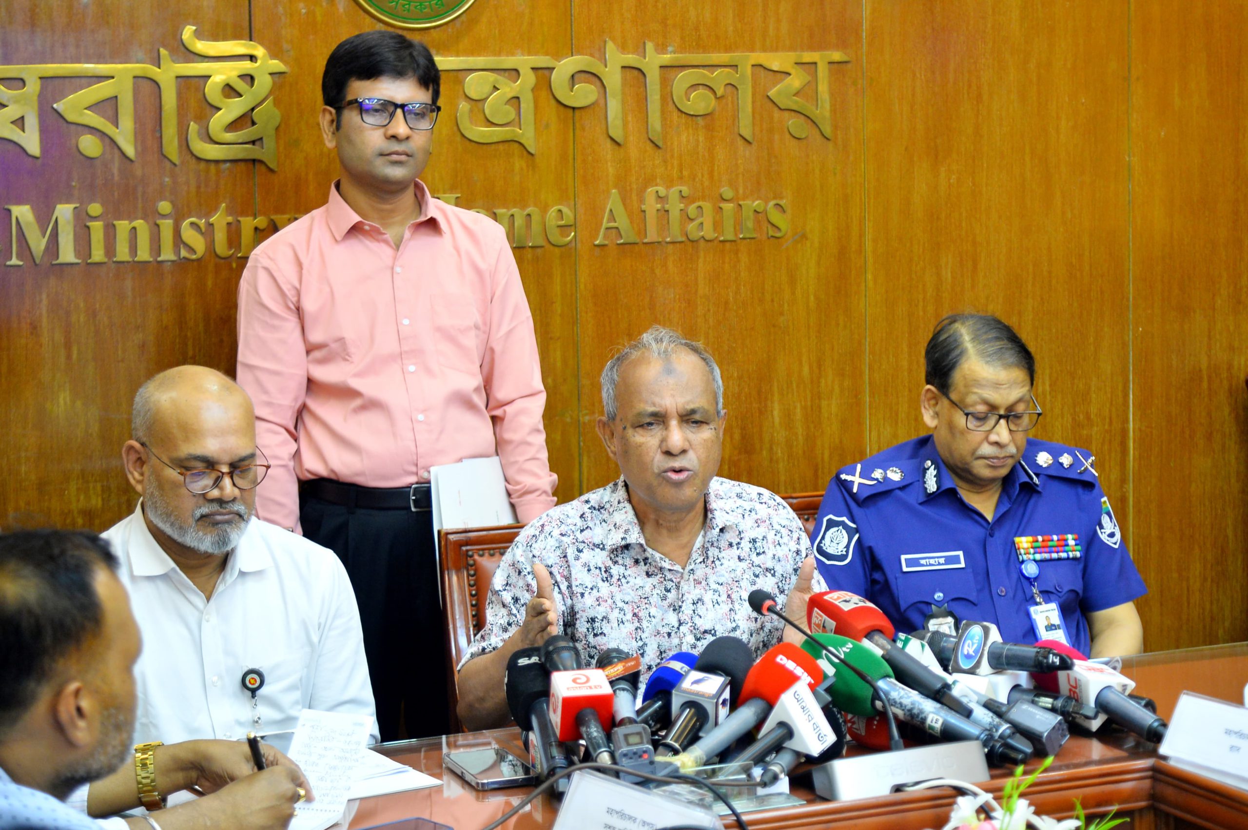 দুর্গাপূজা উপলক্ষ্যে আগামী ২৪ সেপ্টেম্বর থেকে আইনশৃঙ্খলা বাহিনী মাঠে থাকবে- স্বরাষ্ট্র উপদেষ্টা