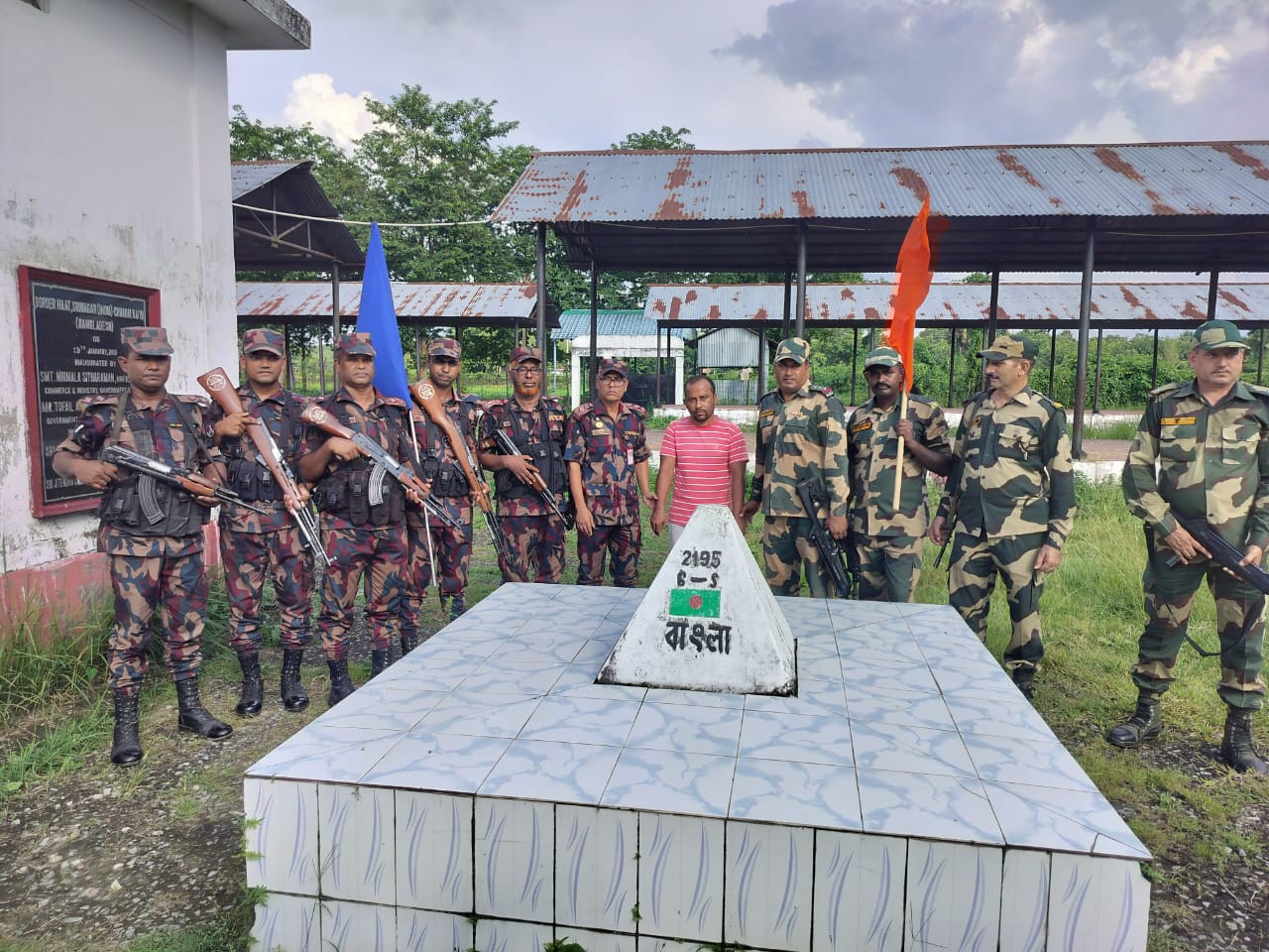 বিএসএফ এর হাতে আটককৃত তিন বাংলাদেশী কে ফেরত দিল বিজিবির নিকট