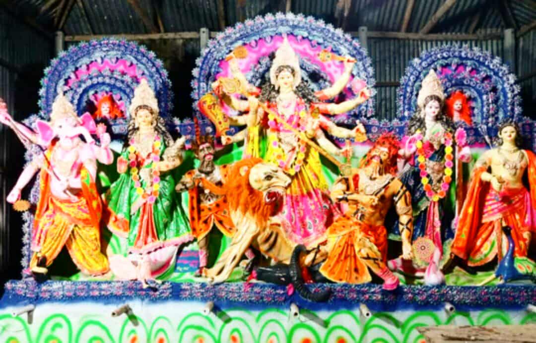 রংতুলির শেষ টান পড়ছে দেবী দূর্গা সহ সকল প্রতিমায়