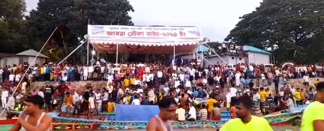 মানিকগঞ্জে কালিগঙ্গা নদীতে অনুষ্ঠিত হয়েছে ঐতিহ্যবাহী নৌকা বাইচ