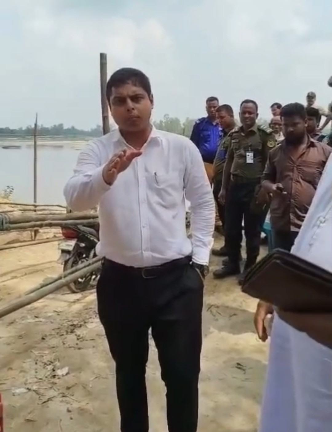 পঞ্চগড়ের বোদা উপজেলার মহালয়া অনুষ্ঠানে সাংবাদিকদের অপমান: ম্যাজিস্ট্রেটের সন্ত্রাসী মন্তব্যে ক্ষোভ