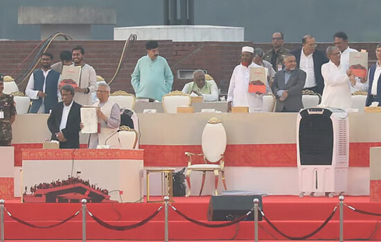 জুলাই জাতীয় সনদে স্বাক্ষর করেছেন প্রধান উপদেষ্টা অধ্যাপক মুহাম্মদ ইউনূসসহ বিভিন্ন রাজনৈতিক দলের নেতারা