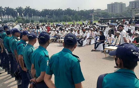 পুলিশকে উপেক্ষা করে মঞ্চের সামনে জুলাই শহীদ পরিবার-আহতদের অবস্থান