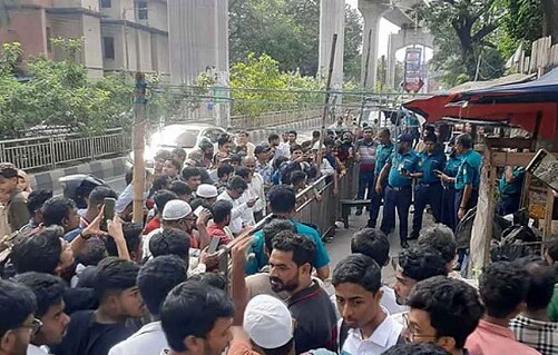 মেট্রোরেলের বিয়ারিং প্যাড পড়ে পথচারী নিহত, ট্রেন চলাচল বন্ধ