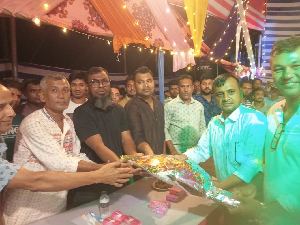 ফেনীর ১১ নং মোটবী ইউনিয়নের ৪টি পুজা মণ্ডপে কেন্দ্রীয় বিএনপির আবুল কালাম আজাদের অনুদান প্রদান