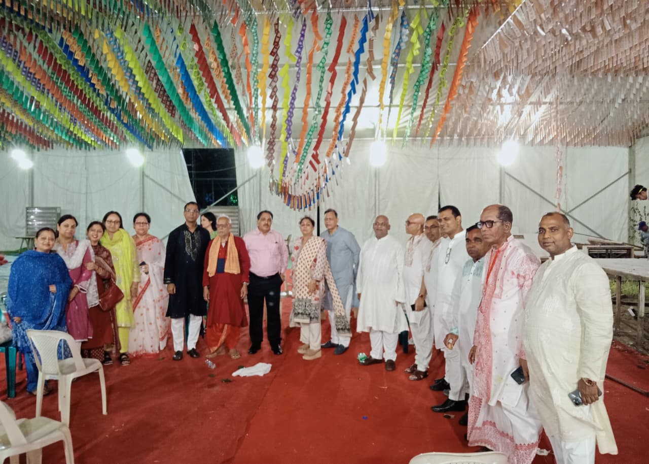 ঢাকার গুলশান-বনানী পূজামণ্ডপে মা দুর্গার প্রতিমার বিসর্জন শেষে দুর্গা মায়ের শান্তির জল প্রদান