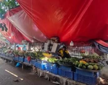 দুমকী উপজেলায়, পিরতলা বাজারে, সিন্ডিকেটের কবলে মাছ-সবজি বাজার, ক্রেতাদের নাভিশ্বাস।।