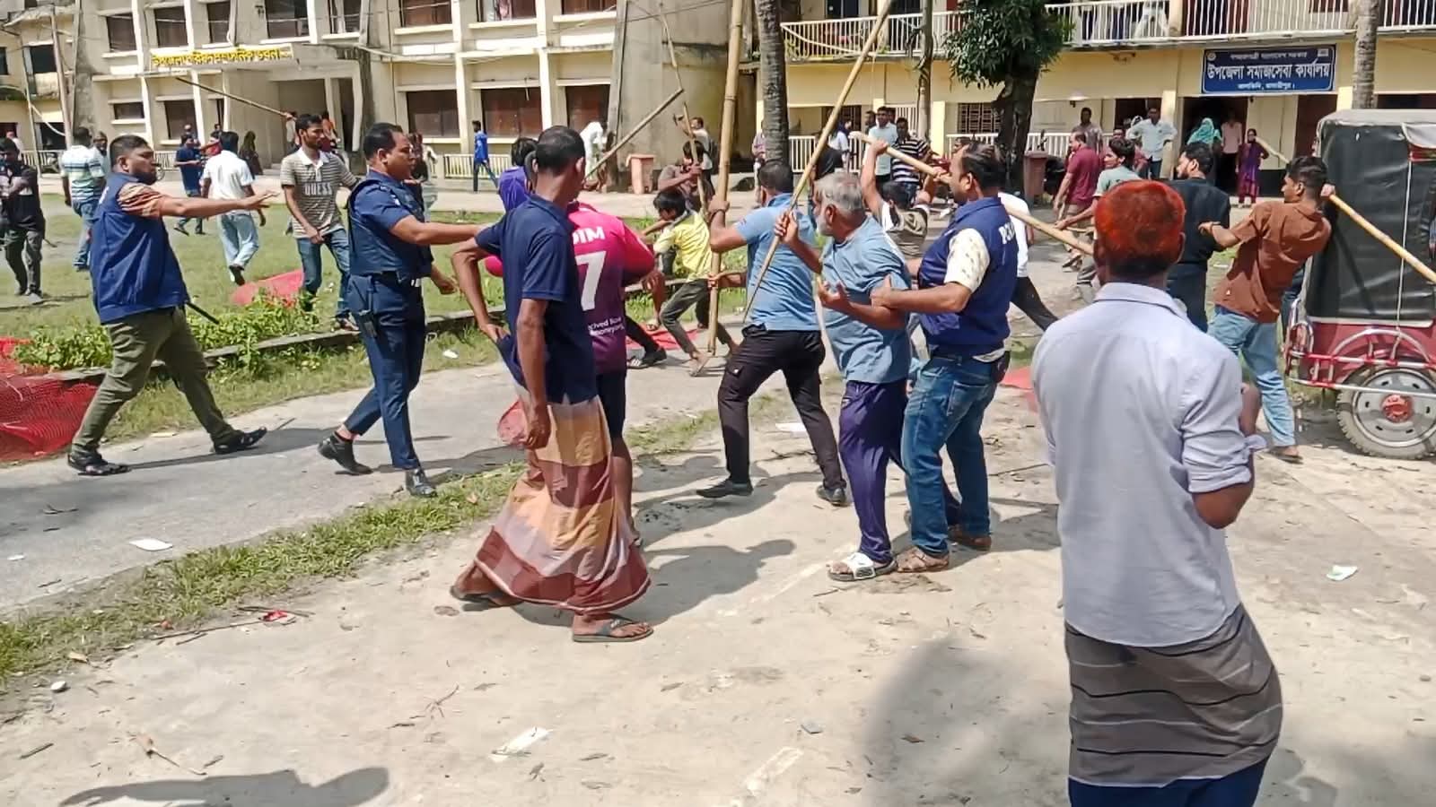 মাদারীপুরের কালকিনিতে পুলিশ ও ইউএনও’র সামনেই বিএনপির দুই পক্ষের সংঘর্ষ, আহত ১৫