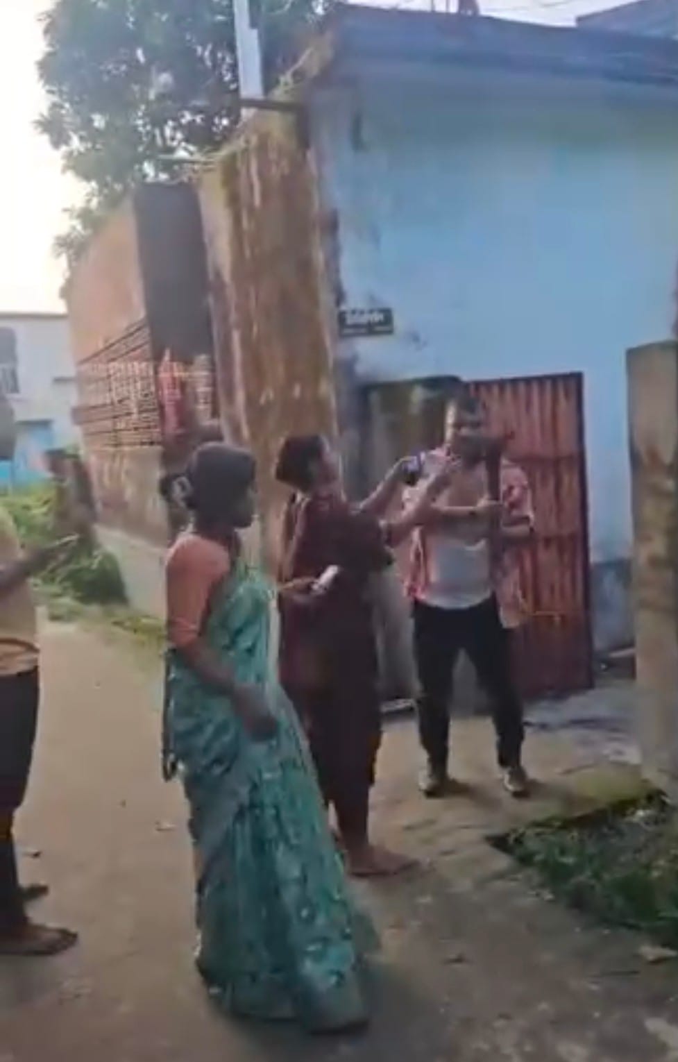 বীরগঞ্জে চাকরির প্রলোভন দেখিয়ে টাকা আত্মসাতের চেষ্টা, টাকা ফেরত চাইতে গেলে এক নারীসহ ভুক্তভোগীদের কোপানোর চেষ্টা!