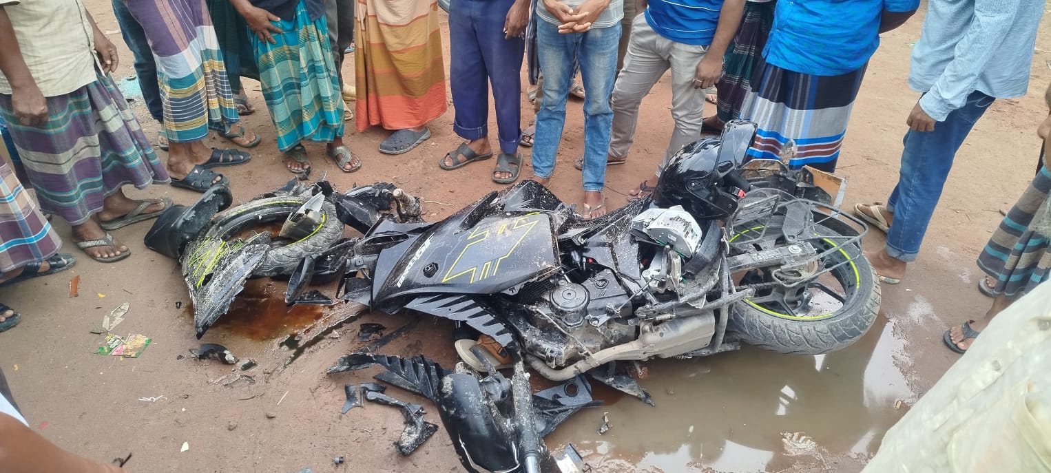 বীরগঞ্জে পিকআপ ও মোটর সাইকেল মুখোমুখি, আরোহী গুরুতর আহত