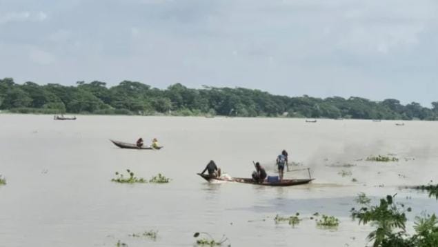 দুমকি উপজেলায়, প্রজনন মৌসুমেও থামছে না মা ইলিশ শিকার: পায়রা-লোহালিয়ায় নদীতে ‘চোর-পুলিশ’ খেলা
