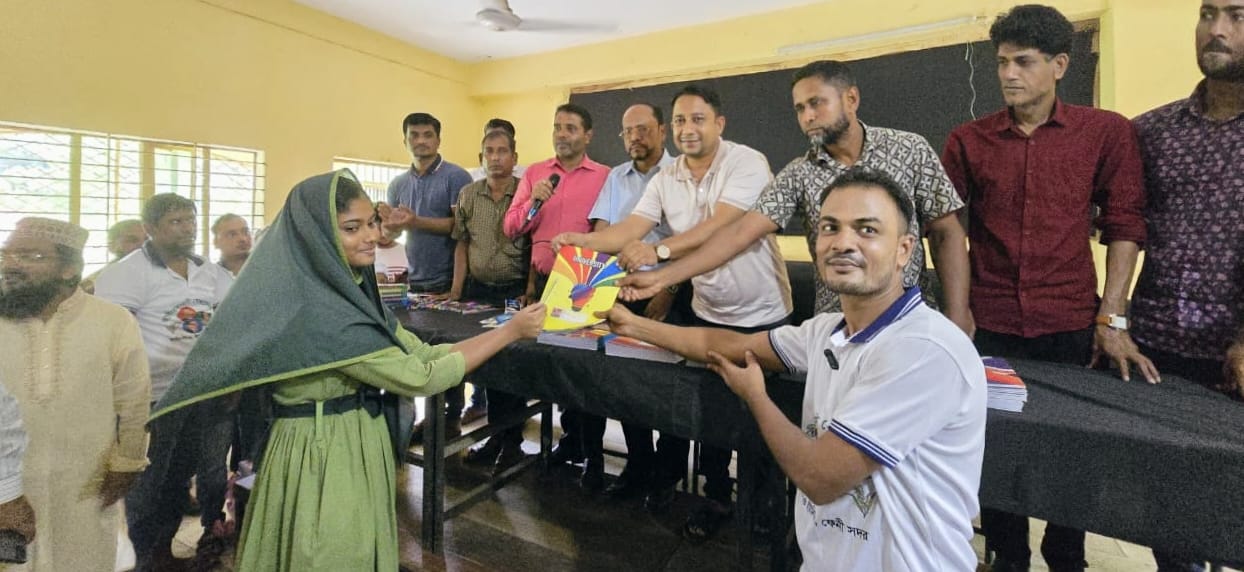 ফেনী ছাত্রদলের পক্ষ থেকে শিক্ষার্থীদের মাঝে শিক্ষা উপকরণ বিতরণ