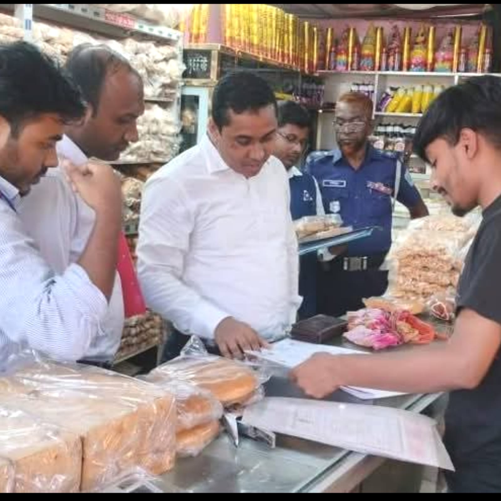 মাধবপুরে মোবাইল কোর্টে পরিচালনা করে ৫ প্রতিষ্ঠানকে ৫০ হাজার টাকা জরিমানা