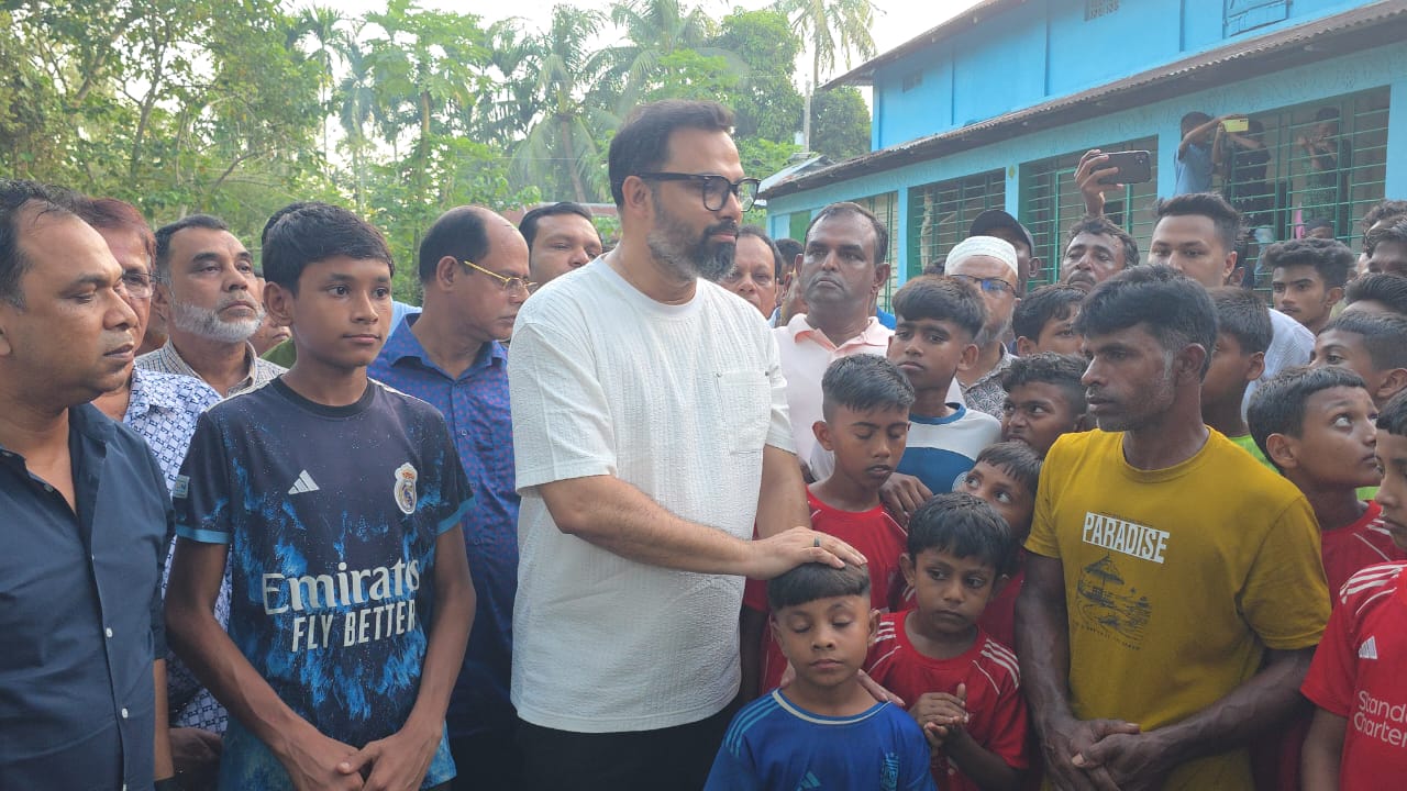 সুনামগঞ্জের দুই খুদে ফুটবলারের পাশে তারেক রহমান – আমিনুল হক