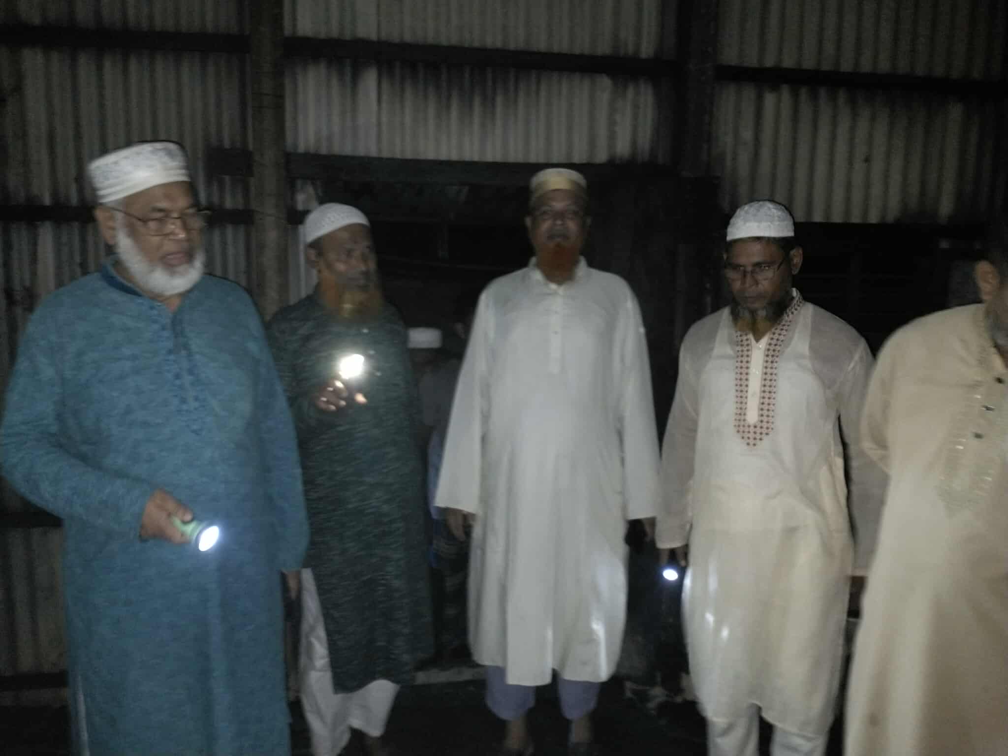 নাগরপুরে অগ্নিকাণ্ডে নিঃস্ব পরিবারের পাশে দাঁড়ালেন জামায়াতের এমপি প্রার্থী ডা. হামিদ