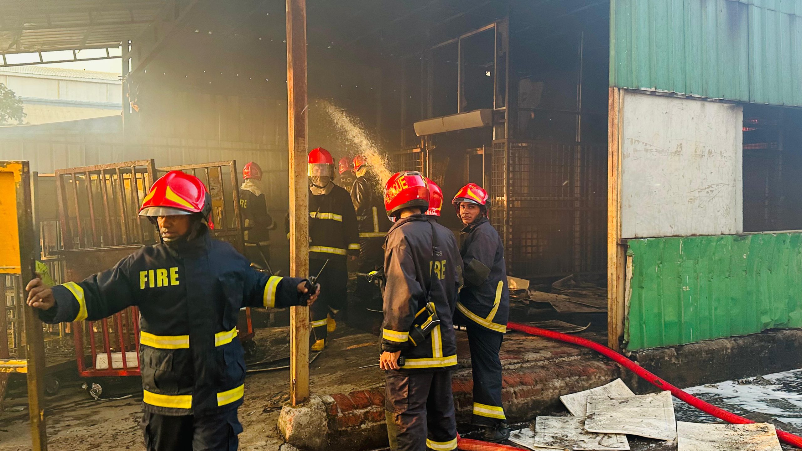 আগুন নিয়ন্ত্রনে কাজ করছে ফায়ার সার্ভিসের ৩১ ইউনিট